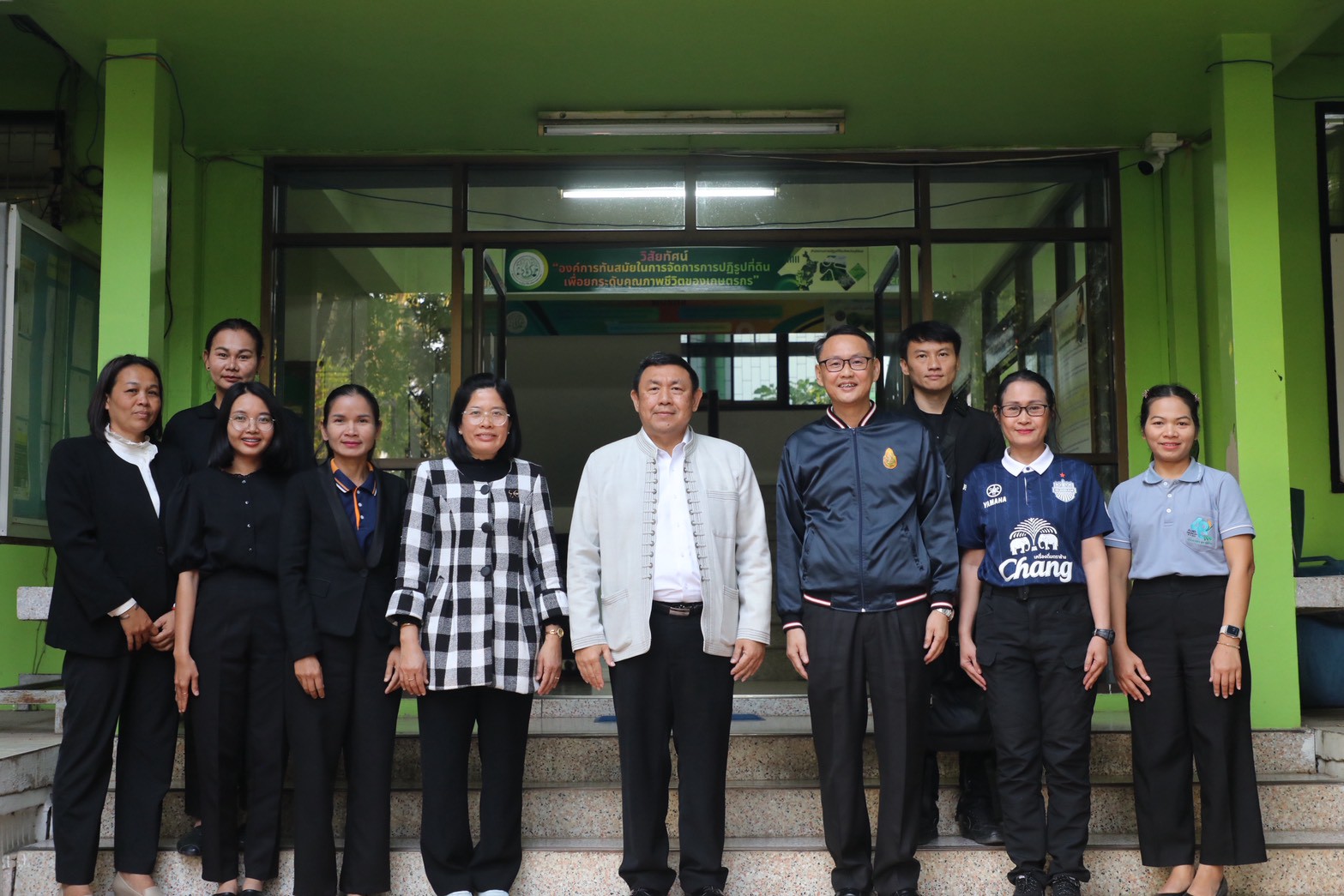 title - เลขาธิการ ส.ป.ก. ตรวจเยี่ยม ส.ป.ก.บุรีรัมย์ ในวาระองคมนตรี เป็นประธานในการเปิดสำนักงานสถานีวิจัยการเกษตรและพัฒนาโครงการหลวงโนนดินแดง ณ จังหวัดบุรีรัมย์